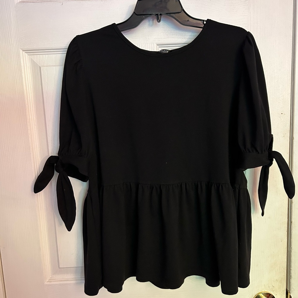 Black arm tie top